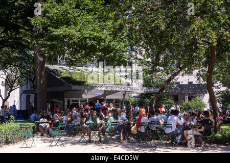 Folle di appassionati di hamburger mangiare pranzo presso lo shake Shack a Madison Square Park Foto Stock