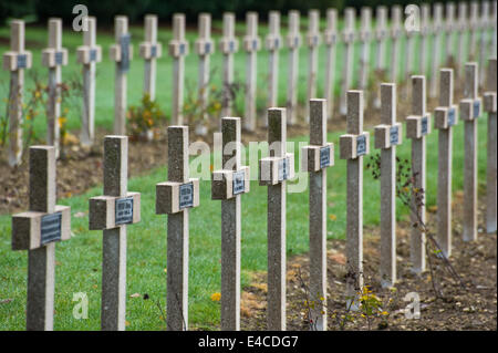 Infinite croci al cimitero fuori l'ossario Douaumont (L'ossuaire De Douaumont) costruito nel 1932 Foto Stock