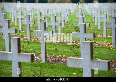 Infinite croci al cimitero fuori l'ossario Douaumont (L'ossuaire De Douaumont) costruito nel 1932 Foto Stock