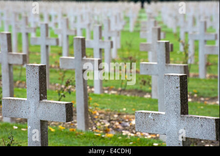 Infinite croci al cimitero fuori l'ossario Douaumont (L'ossuaire De Douaumont) costruito nel 1932 Foto Stock