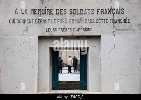 L ingresso del Memorial presso la trincea delle baionette, dove un gruppo di soldati francesi sono stati sepolti vivi con le baionette Foto Stock