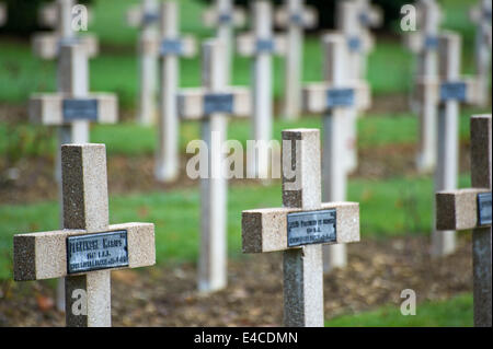 Infinite croci al cimitero fuori l'ossario Douaumont (L'ossuaire De Douaumont) costruito nel 1932 Foto Stock