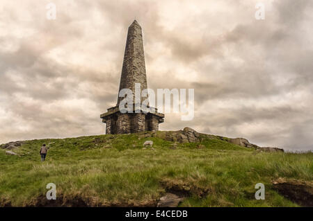 Vista di Stoodley Pike monumento di pace vicino Todmorden e Hebden Bridge Foto Stock