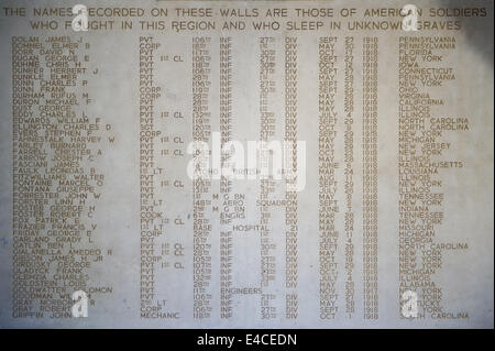 I nomi di 333 manca incisi sulla parete della cappella di somme Cimitero e memoriale americano Foto Stock