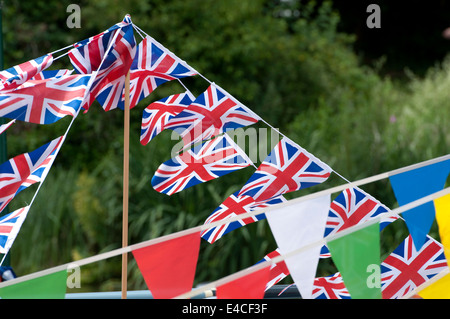 Unione Jack bunting su un narrowboat Foto Stock
