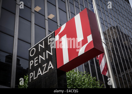 Uno Penn Plaza edificio è raffigurato nella città di New York borough di Manhattan, NY Foto Stock