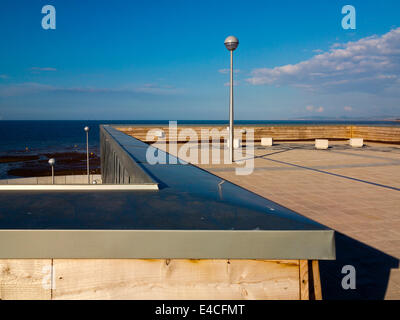 Moderna architettura balneare a Porth Eirias un centro di sport acquatici in Colwyn Bay Conwy North Wales UK che ha aperto nel 2013 Foto Stock