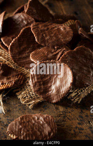 Cioccolato artigianale coperti Potato Chips su uno sfondo Foto Stock