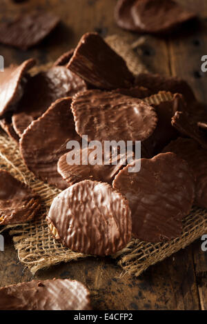 Cioccolato artigianale coperti Potato Chips su uno sfondo Foto Stock