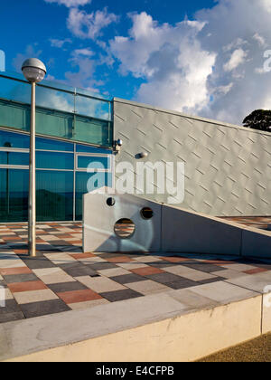 Moderna architettura balneare a Porth Eirias un centro di sport acquatici in Colwyn Bay Conwy North Wales UK che ha aperto nel 2013 Foto Stock