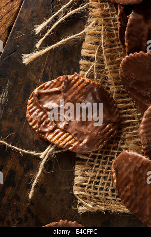 Cioccolato artigianale coperti Potato Chips su uno sfondo Foto Stock