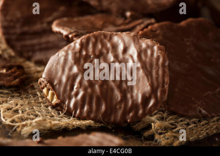 Cioccolato artigianale coperti Potato Chips su uno sfondo Foto Stock