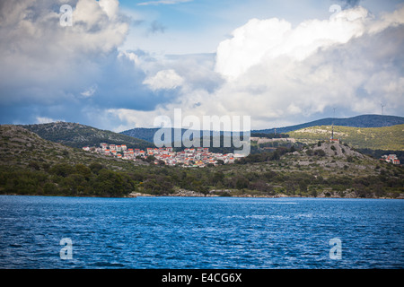 La costa croata vista area di Sibenik, dal mare. Inquadratura orizzontale Foto Stock