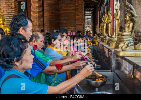 Bangkok, Tailandia - 29 dicembre 2013: persone incenso di illuminazione di Wat Yai Chai Mongkhon Ayutthaya a Bangkok, in Thailandia a dicembre 29th, 2013 Foto Stock