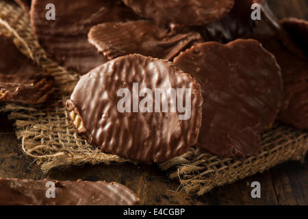 Cioccolato artigianale coperti Potato Chips su uno sfondo Foto Stock