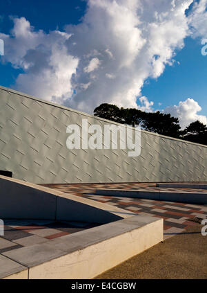 Moderna architettura balneare a Porth Eirias un centro di sport acquatici in Colwyn Bay Conwy North Wales UK che ha aperto nel 2013 Foto Stock