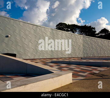 Moderna architettura balneare a Porth Eirias un centro di sport acquatici in Colwyn Bay Conwy North Wales UK che ha aperto nel 2013 Foto Stock