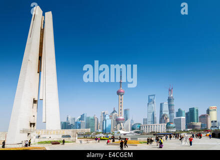 Lo skyline di Pudong e il monumento a Shanghai Riverside cina Foto Stock