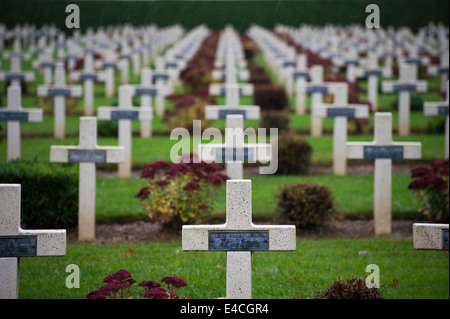 Il Cimitero Nazionale di Rancourt è il più grande cimitero francese in Somme con 8566 tombe. Foto Stock