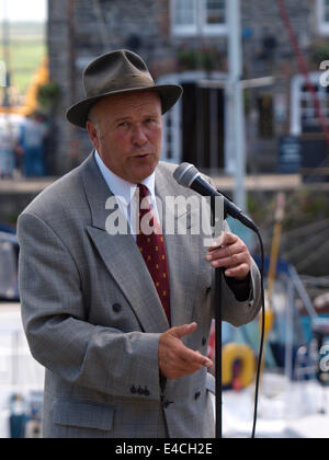 Uomo anziano musicista di strada, Padstow, Cornwall, Regno Unito Foto Stock