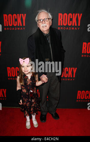 Scrittore Thomas Meehan (R) e nipote Emma frequentare il "Rocky" Broadway apertura notturna dopo essere partito al Roseland Ballroom. Foto Stock