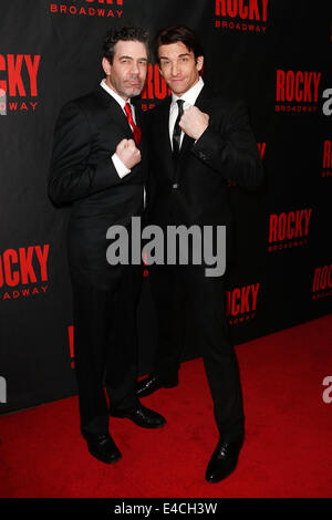 Gli attori Kevin del Aguila (L) e Andy Karl frequentare il "Rocky" Broadway apertura notturna dopo essere partito al Roseland Ballroom. Foto Stock