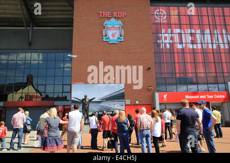 Il Bill Shankly statua che si trova nella parte anteriore del Kop, ad Anfield, Liverpool Football Stadium, all'inizio del Stadium Tour. Foto Stock