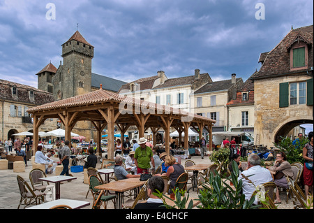 Piazza del mercato e la chiesa fortificata église Saint-Laurent-et-Saint-Front alla Bastide città Beaumont-du-Périgord Périgord, Francia Foto Stock