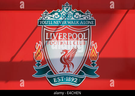 Il Liverpool football club emblema, non avrai mai camminare da soli, ad Anfield football Stadium, Merseyside, NW England, Regno Unito Foto Stock