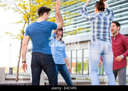 Gruppo di amici avendo divertimento all'aperto, osijek, Croazia Foto Stock