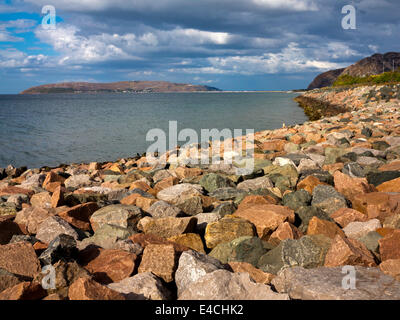 Le difese del mare del Nord del Galles costa al Ross on Wye a Conwy con grandi rocce e massi utilizzati per prevenire erosione costiera Foto Stock