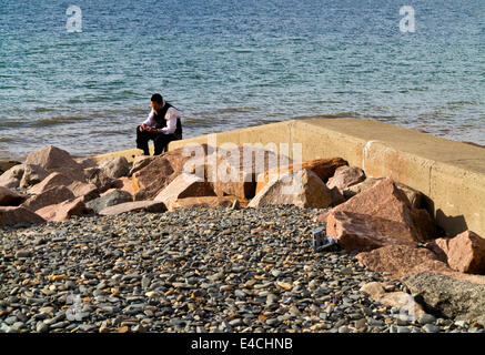 Ebrea ortodossa uomo su una vacanza al mare a Penmaenmawr sulla costa settentrionale del Galles dove la comunità ebraica visita annualmente Foto Stock