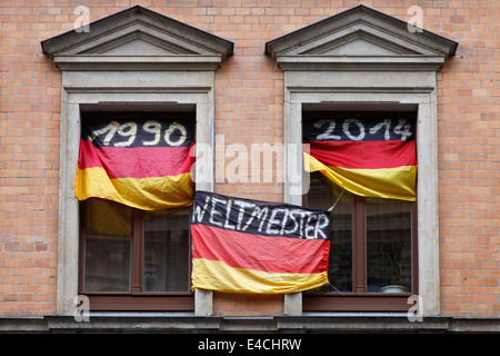 La Germania Campione del Mondo di Calcio 1954 1974 1990 e 2014; Bandierine con l'anno date presso la finestre di un ventilatore di tedesco Foto Stock