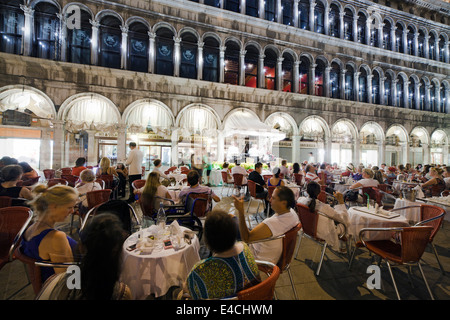 Cafe su Piazza San Marco durante la notte, Venezia, Italia; Piazza San Marco Foto Stock