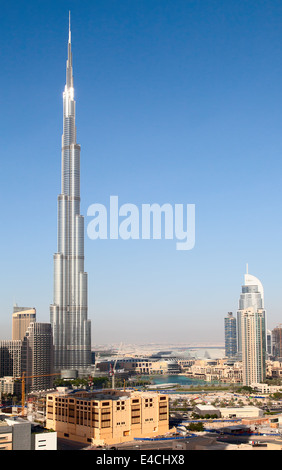 DUBAI, Emirati Arabi Uniti - 27 aprile: Burj Khalifa, più alte del mondo, tower Downtown Burj Dubai Aprile 27, 2014 in Dubai Emirati Arabi Uniti. Foto Stock