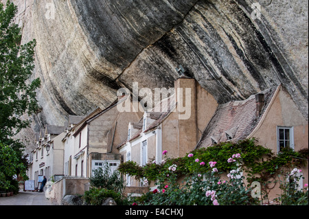 Case costruite contro la scogliera del Grand Roc a Les Eyzies-de-Tayac-Sireuil, Dordogne, Aquitaine, Francia Foto Stock