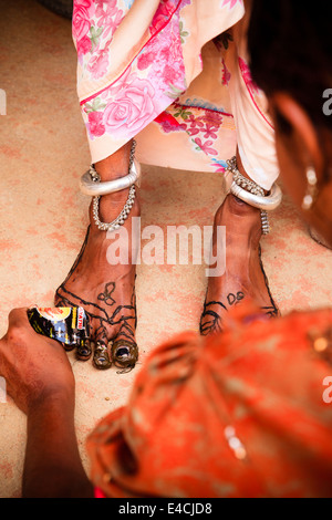 Le donne crea tradizionale indiana henna tattoo sul piede della donna indiana in sari, Jodhpur, Rajasthan, India Foto Stock