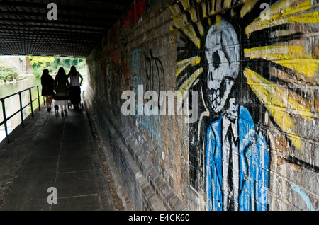 Graffiti lungo il Regent's Canal alzaia in King Cross a Londra. Foto Stock