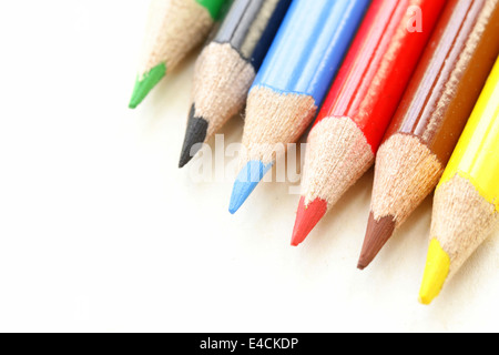 Matita multicolore matite colorate su sfondo bianco Foto Stock