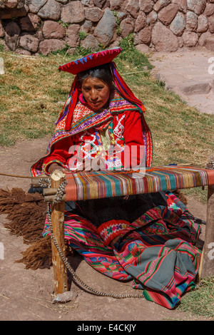 Donna Peruviana lavorando su un telaio tradizionale Foto Stock