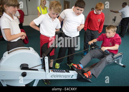 Bambini da Yeadon Westfield scuola primaria di prendere parte ad attività supportate da sport gli scienziati che lavorano con gli atleti. Foto Stock