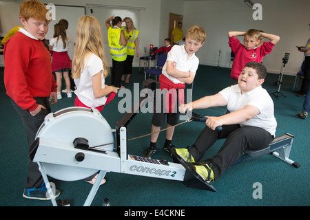 Bambini da Yeadon Westfield scuola primaria di prendere parte ad attività supportate da sport gli scienziati che lavorano con gli atleti. Foto Stock