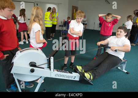 Bambini da Yeadon Westfield scuola primaria di prendere parte ad attività supportate da sport gli scienziati che lavorano con gli atleti. Foto Stock