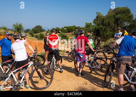 Gli amanti della mountain bike a Sivota, Grecia. Foto Stock