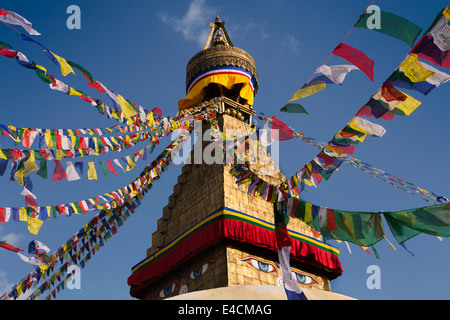 Il Nepal, Kathmandu, Boudhanath, stupa guglia, con colorati bandiere di preghiera Foto Stock