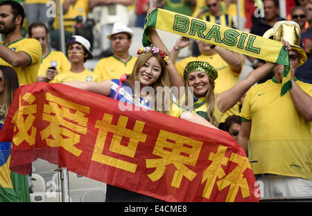 Belo Horizonte, Brasile. 8 Luglio, 2014. Un appassionato di calcio dalla Cina pone con un Brasile del sostenitore prima di una semifinale partita tra il Brasile e la Germania del 2014 FIFA World Cup al Estadio Mineirao Stadium di Belo Horizonte, Brasile, 8 luglio 2014. Credito: Qi Heng/Xinhua/Alamy Live News Foto Stock