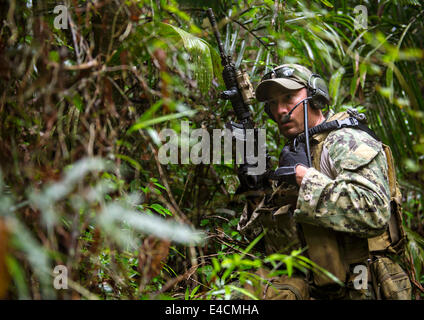 US Navy costiere squadrone fluviale due speciali in forza di azionamento commandos condotta di estrazione ed inserimento della formazione con il Belize Defence Force speciale unità barca Luglio 3, 2014 in Punta Gorda, il Belize. Foto Stock