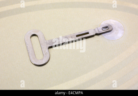 La chiave attaccata alla parte superiore di una lattina di cibo. Foto Stock