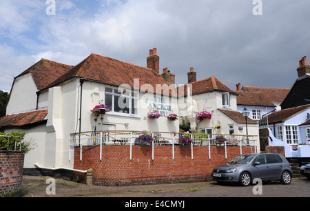 Il famoso Anchor Pub Bleu nell antico borgo di Bosham nelle vicinanze del Chichester West Sussex Regno Unito Foto Stock