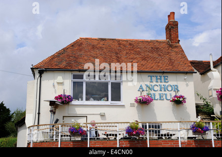 Il famoso Anchor Pub Bleu nell antico borgo di Bosham nelle vicinanze del Chichester West Sussex Regno Unito Foto Stock